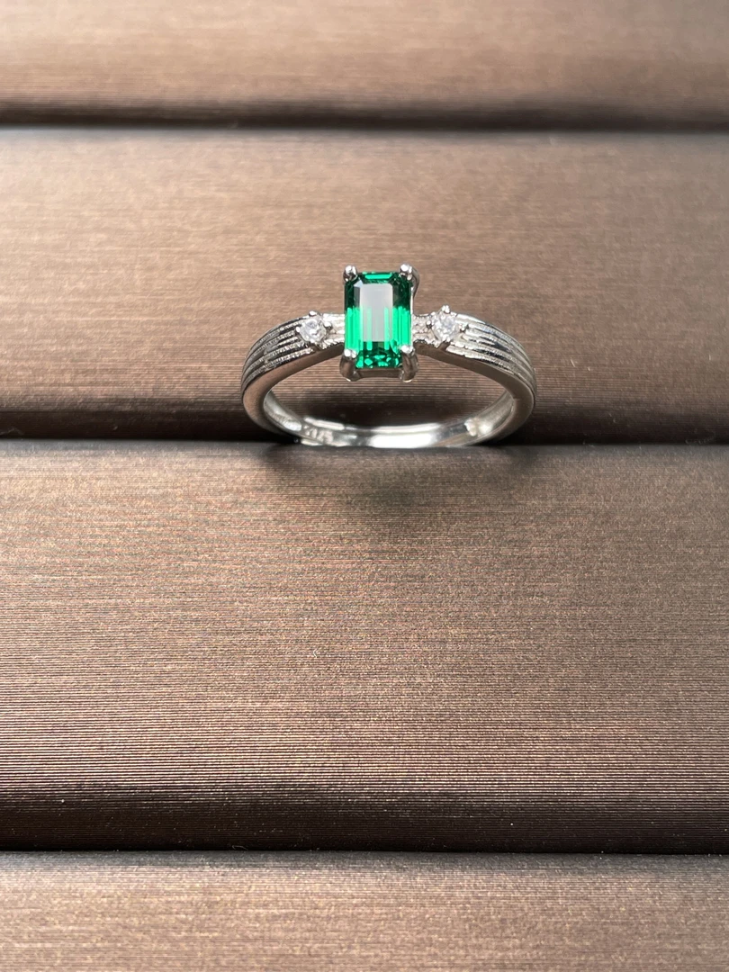 培育祖母绿-阿鲁沙-典藏轻奢-祖母切沃顿-精工银镀厚金戒指-0651