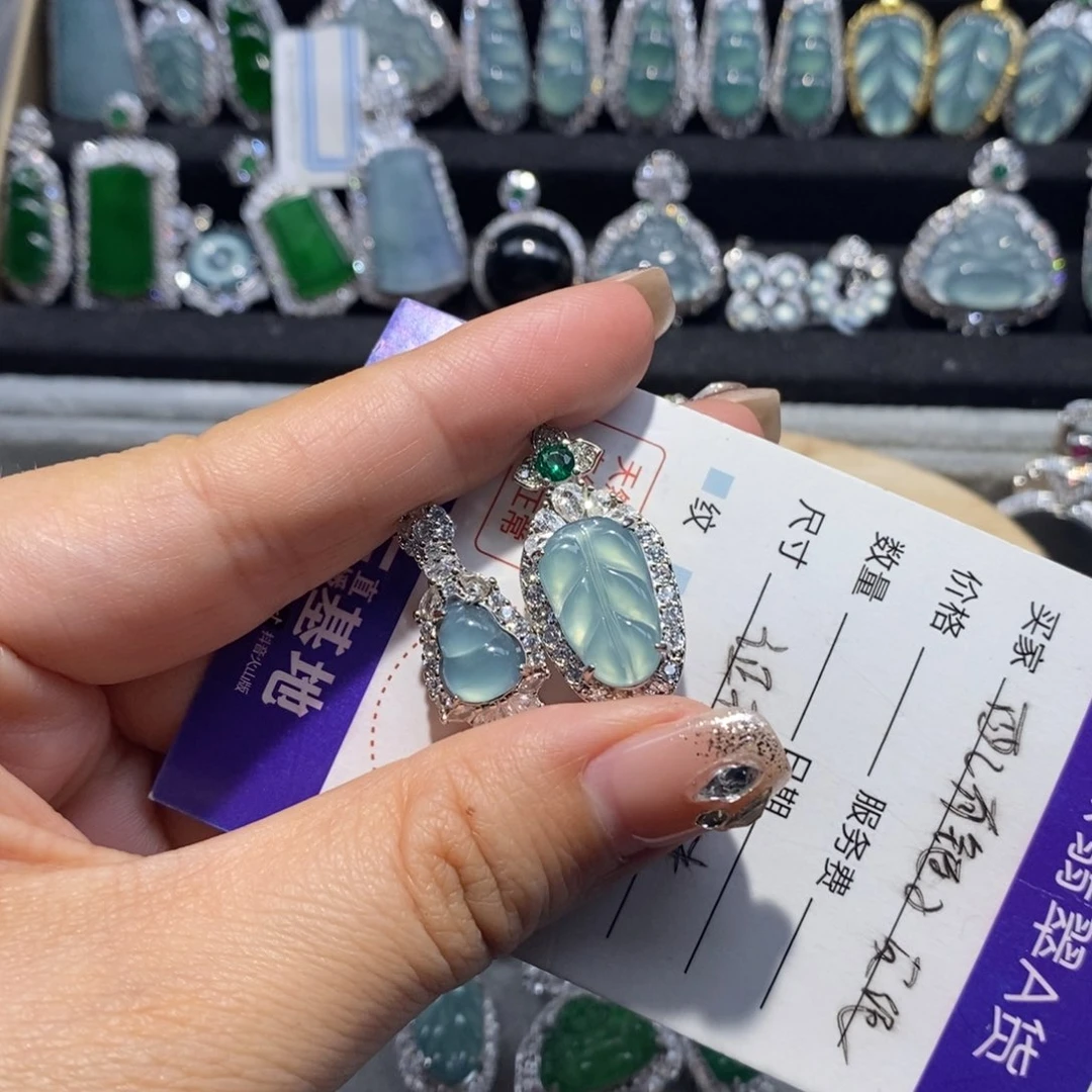 翡翠颈饰未镶嵌翡翠两个