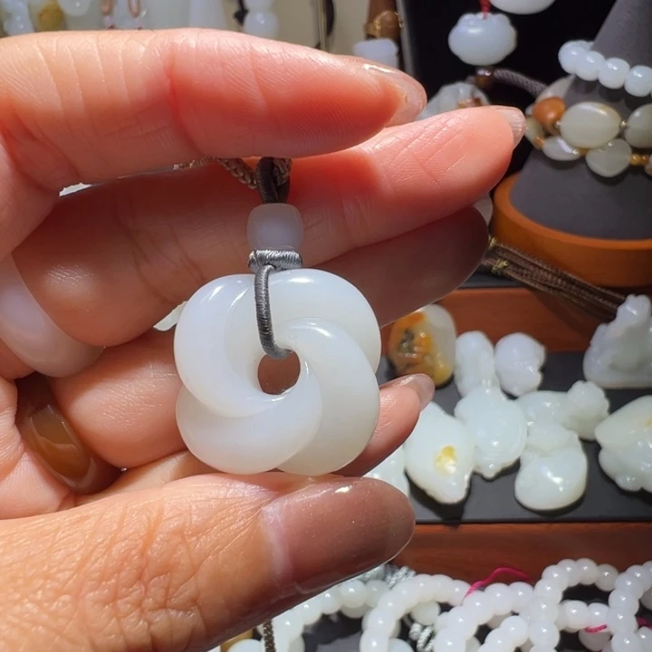 陌***子和田玉未镶嵌颈饰