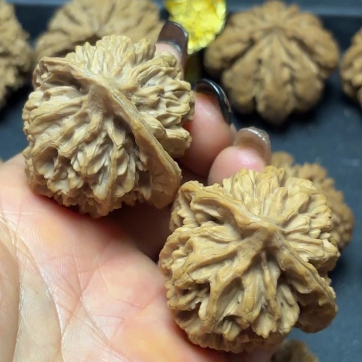 郑***上文玩核桃吊坠秦岭灯笼15