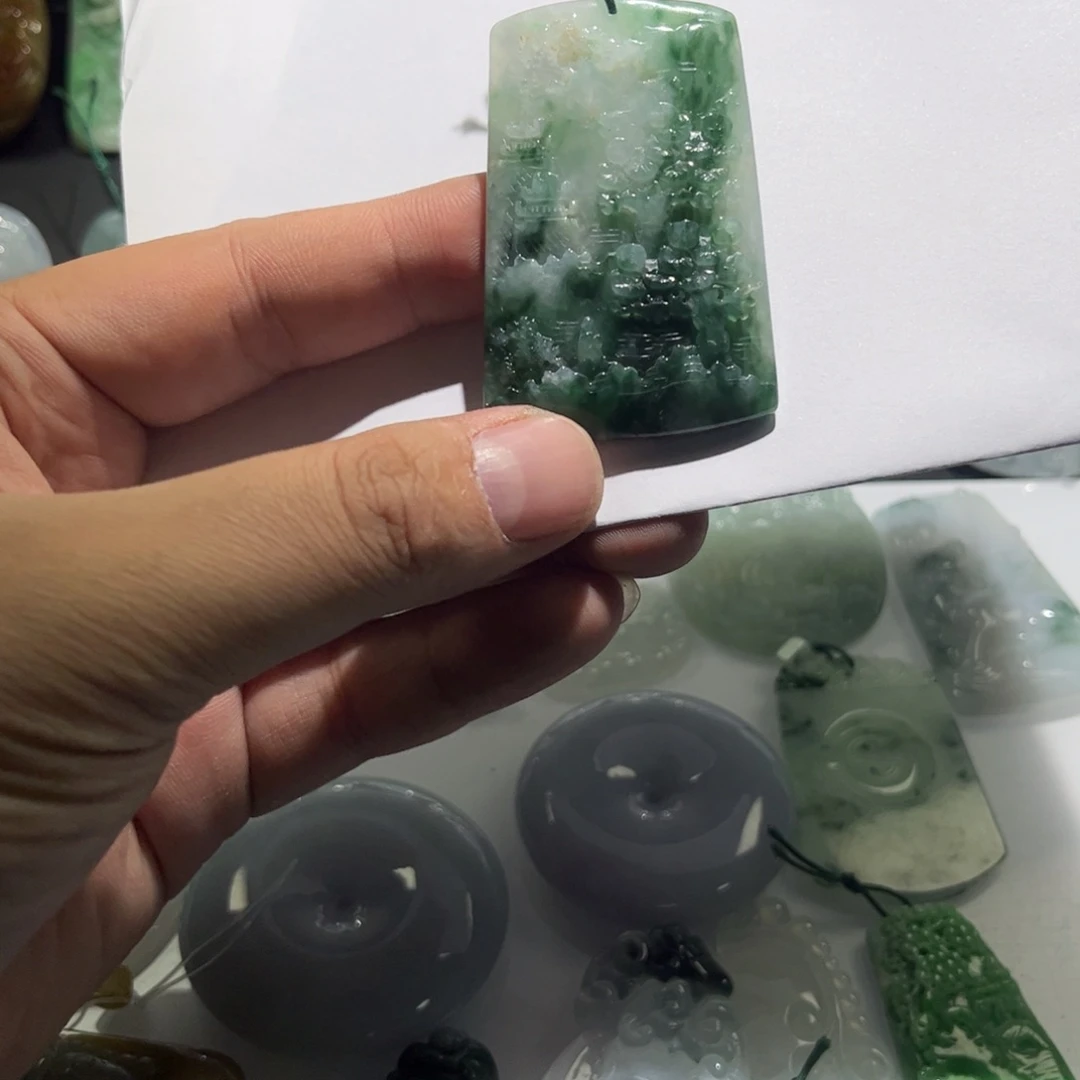 翡翠未镶嵌颈饰山水