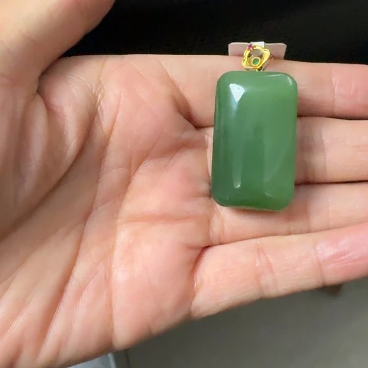 和田玉18K金镶嵌颈饰粉绿无事牌