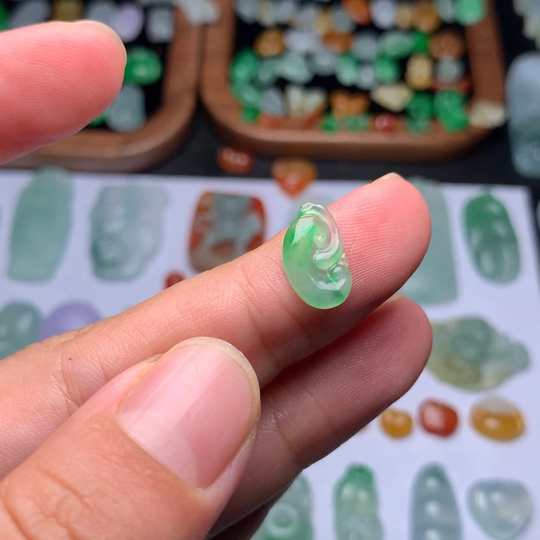定制翡翠未镶嵌如意