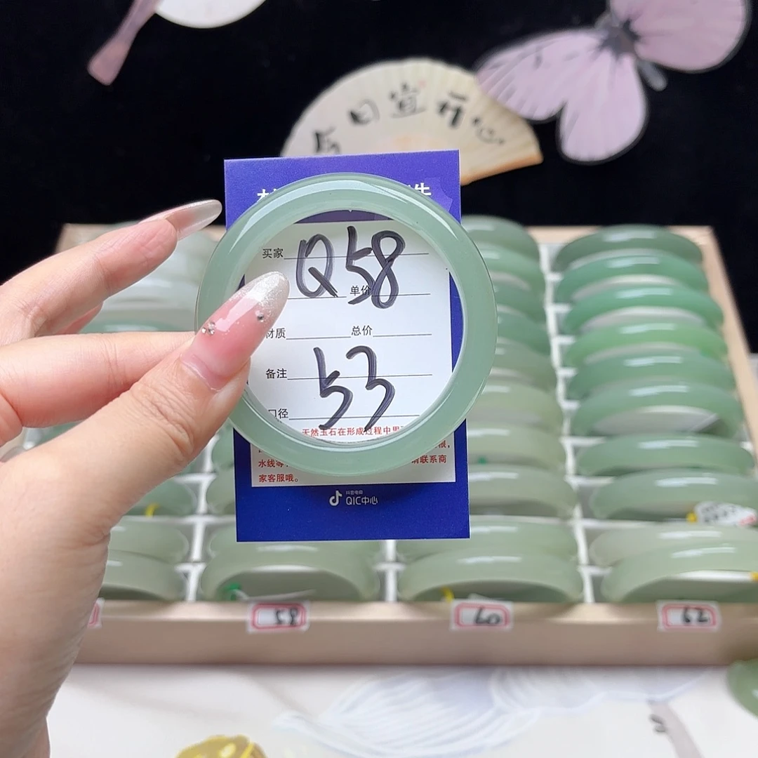 *****未镶嵌手镯石英质玉