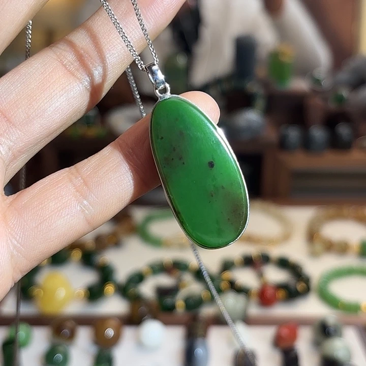 和田玉（碧玉）银S925镶嵌颈饰红皮老料无事牌