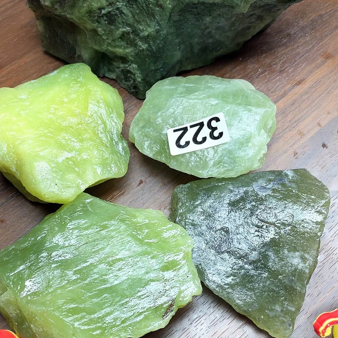某***宝未镶嵌蛇纹石玉原石