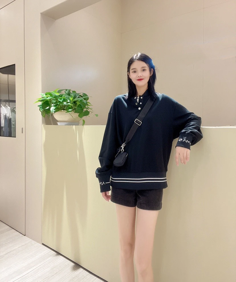 阿家卡通烫钻立领卫衣宽松