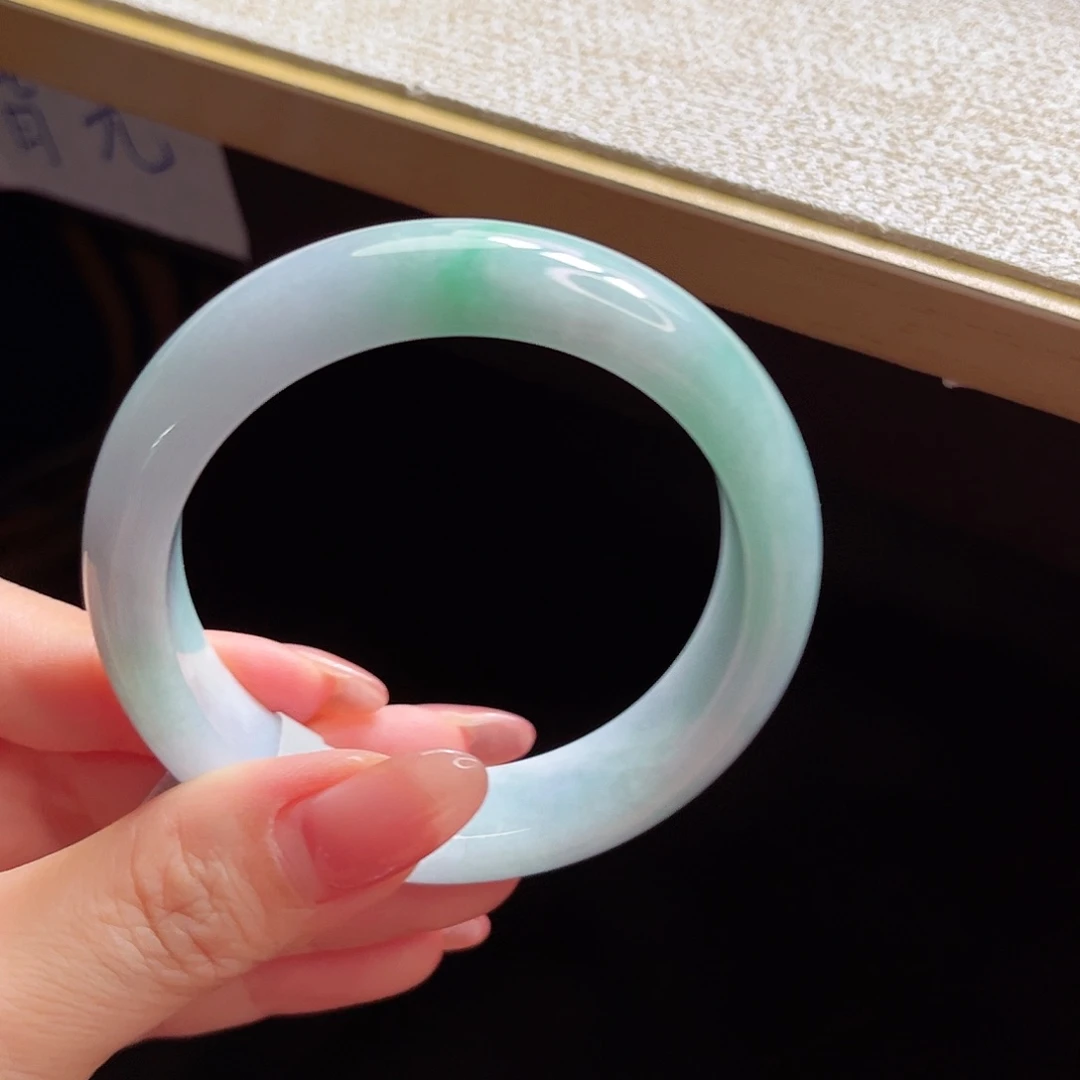 翡翠手镯未镶嵌手镯