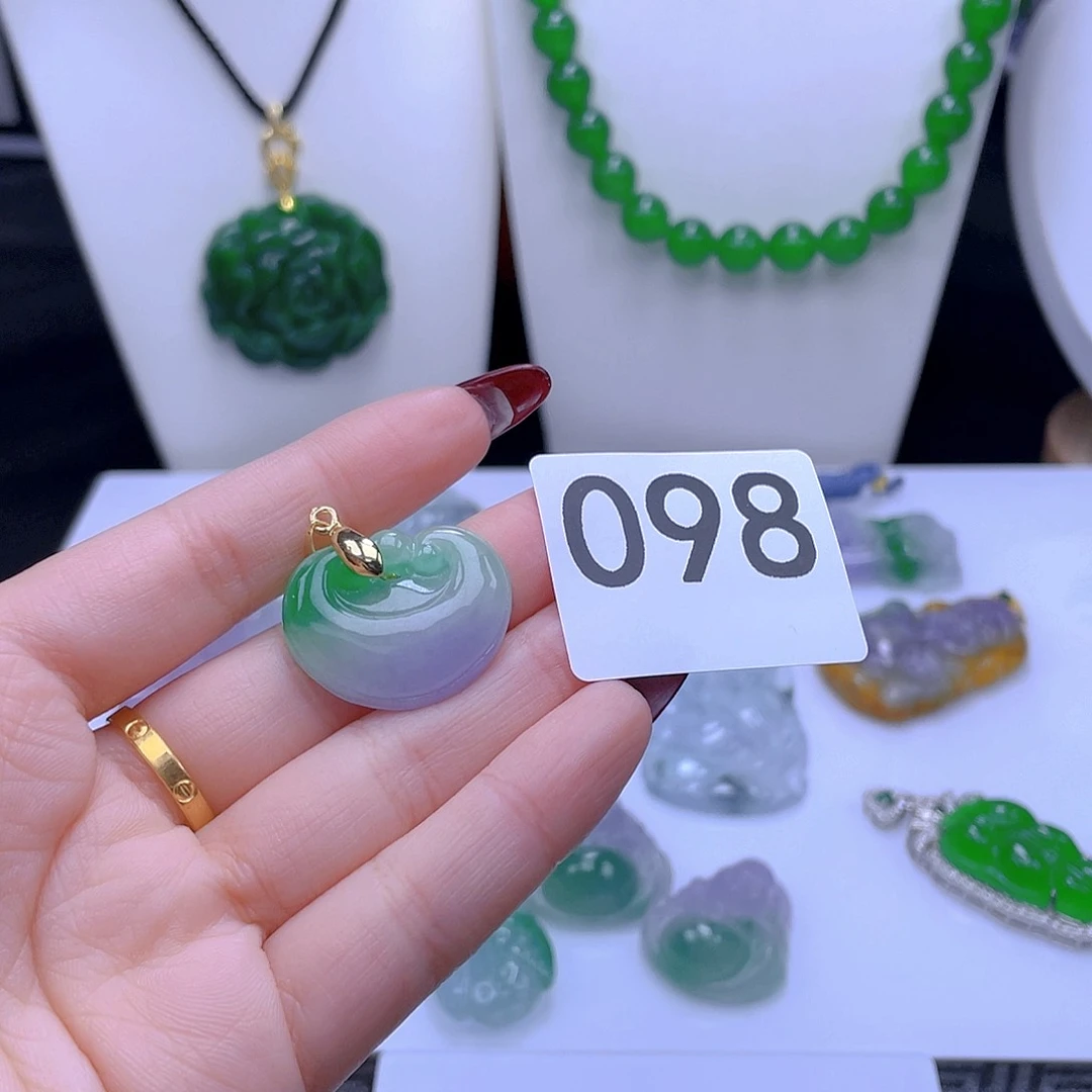 翡翠吊坠(赠链)未镶嵌