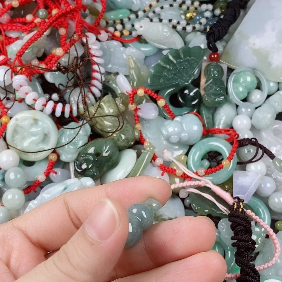 翡翠未镶嵌颈饰葫芦