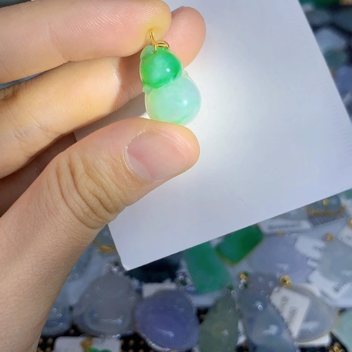 翡翠18K金镶嵌颈饰葫芦