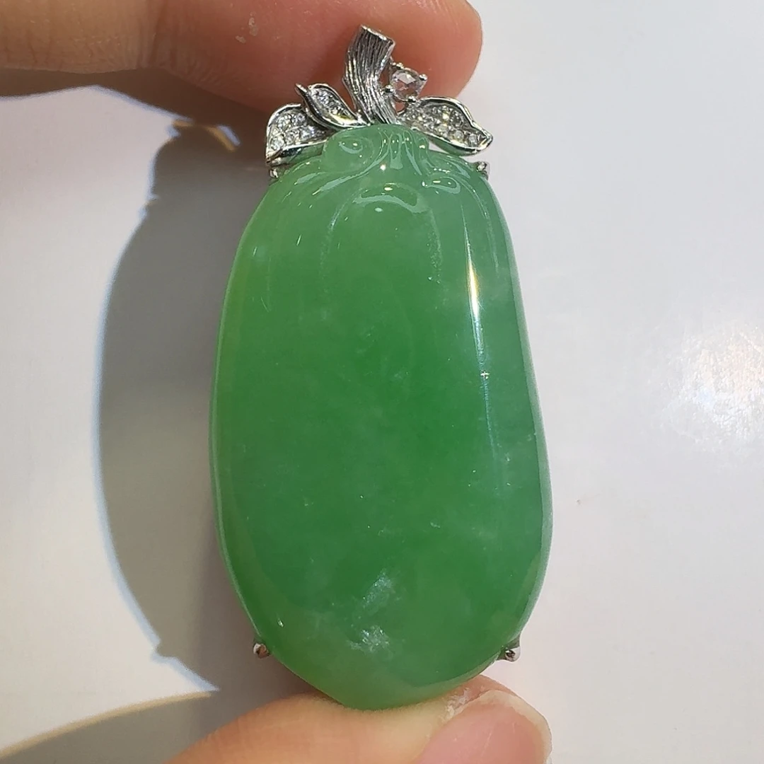 18K金镶嵌翡翠耳饰翡翠福瓜吊坠