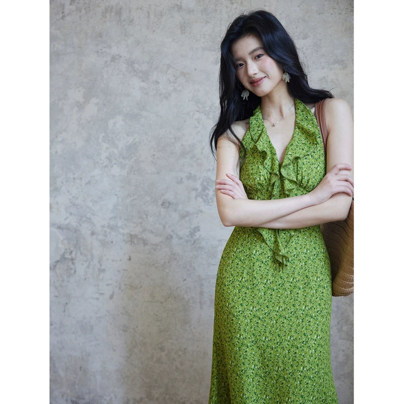 贰羊设计【春枝】法式绿色碎花挂脖连衣裙女气质v领无袖吊带长裙
