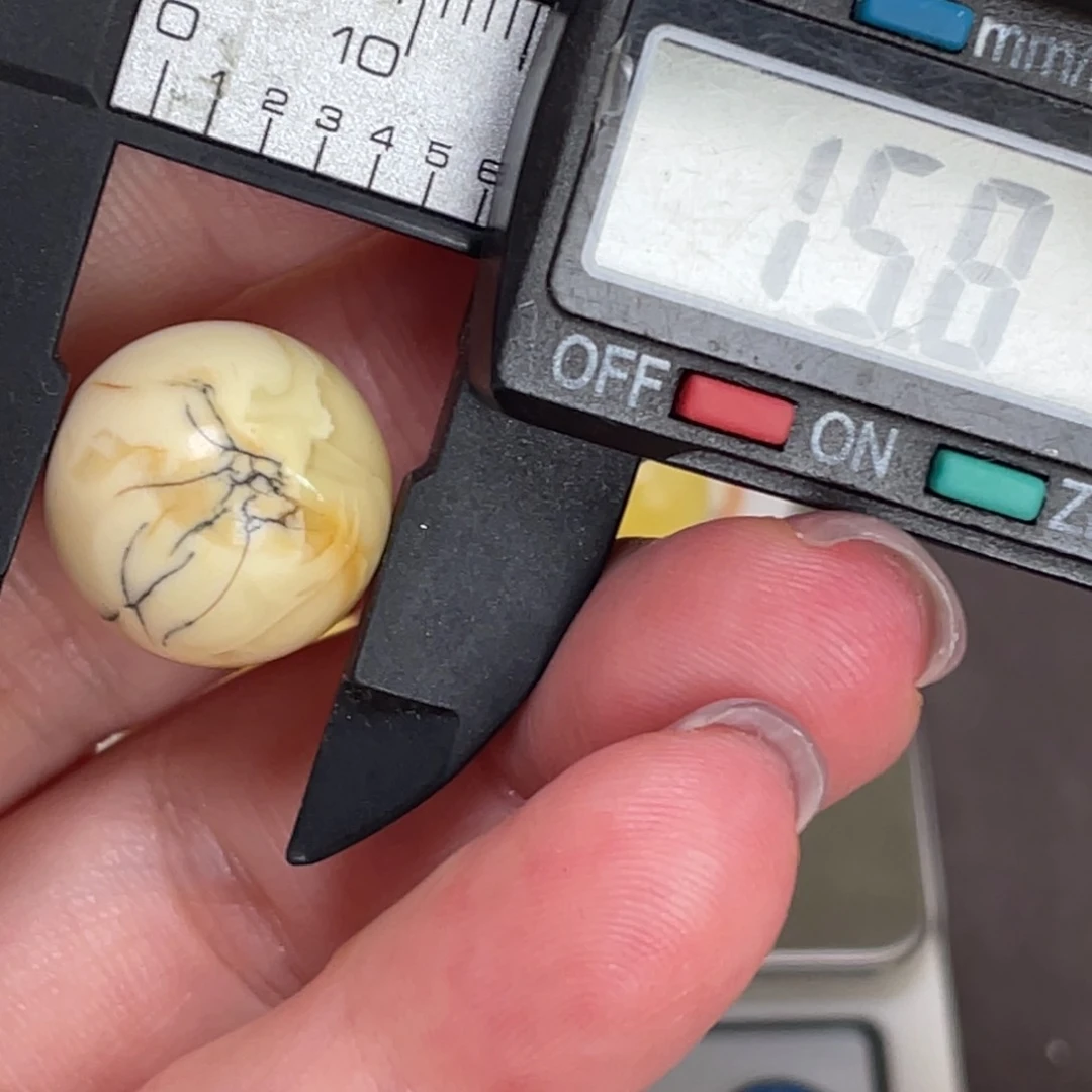 未镶嵌琥珀裸石微瑕225