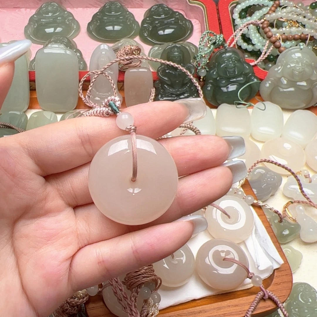 和田玉未镶嵌颈饰是***?