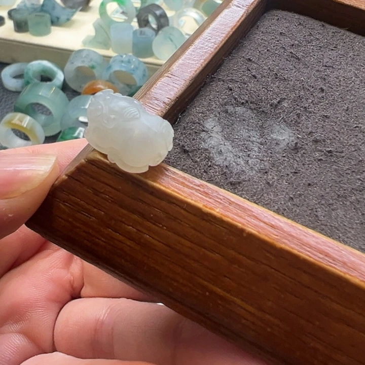 定制翡翠未镶嵌翡翠貔貅