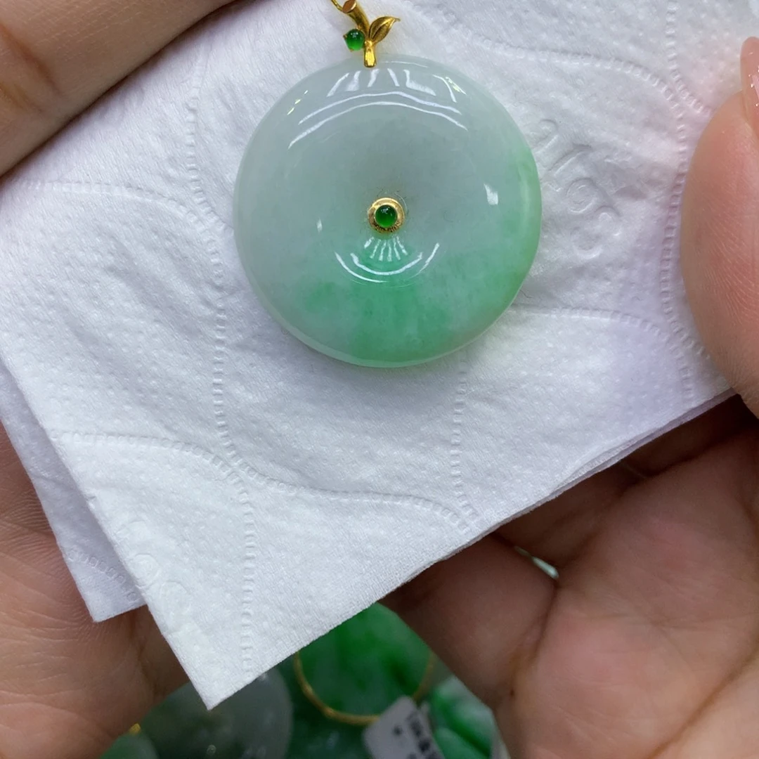 颈饰18K金镶嵌翡翠