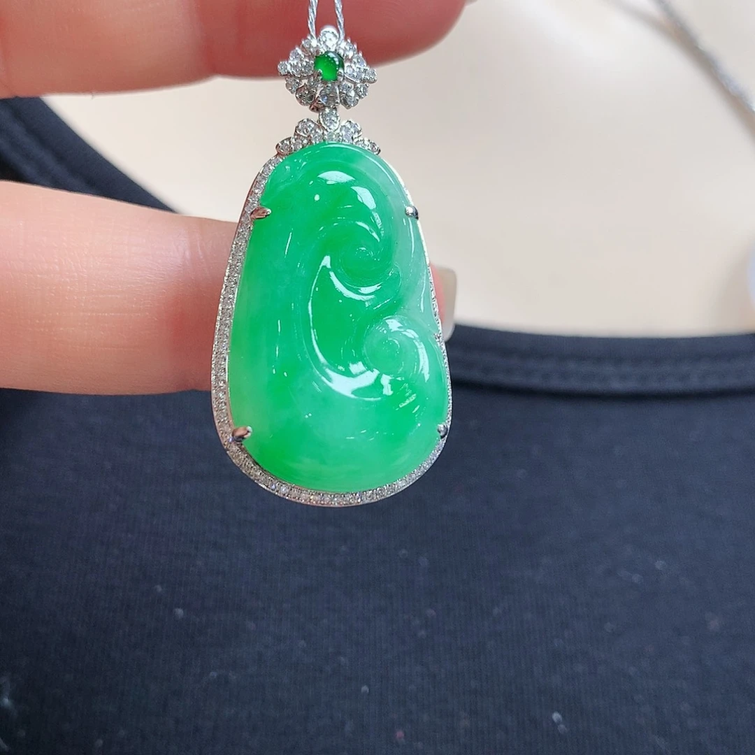 翡翠颈饰18K金镶嵌如意