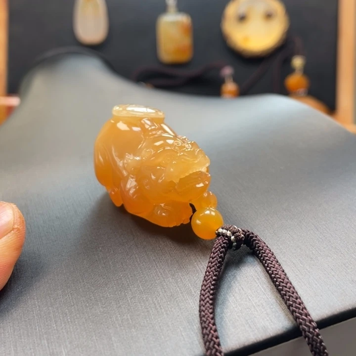 石英质玉（黄龙玉）未镶嵌颈饰