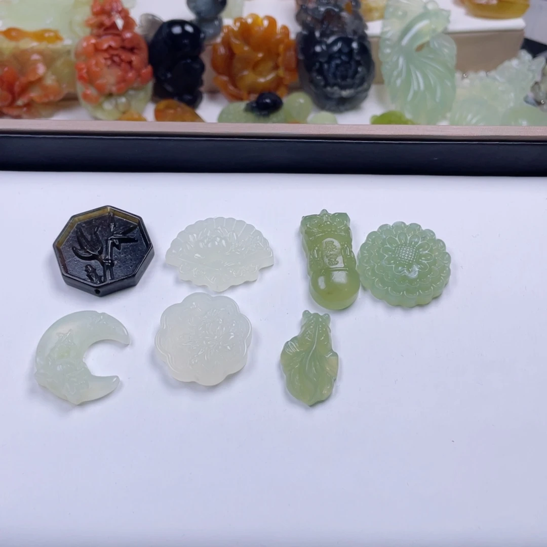 金***金蛇纹石玉未镶嵌颈饰