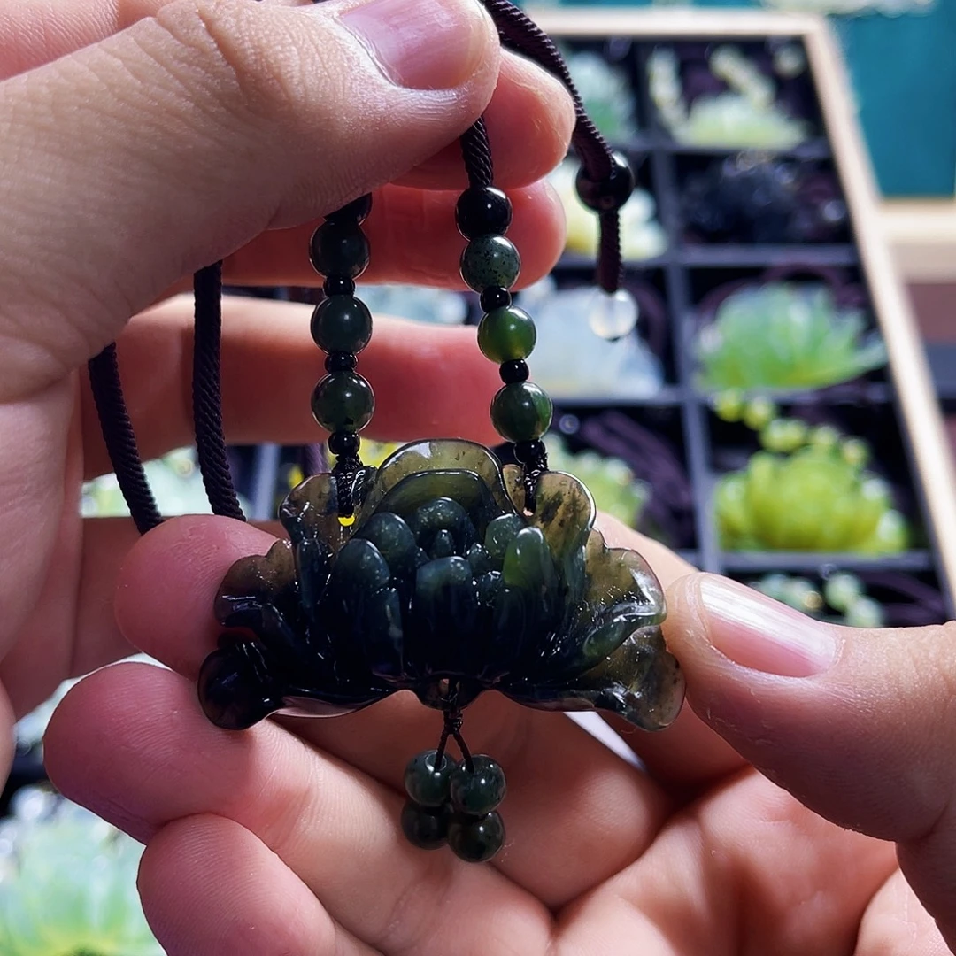 蛇纹石玉未镶嵌颈饰