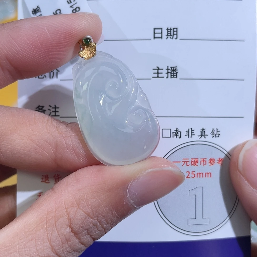 翡翠18K金镶嵌挂件如意