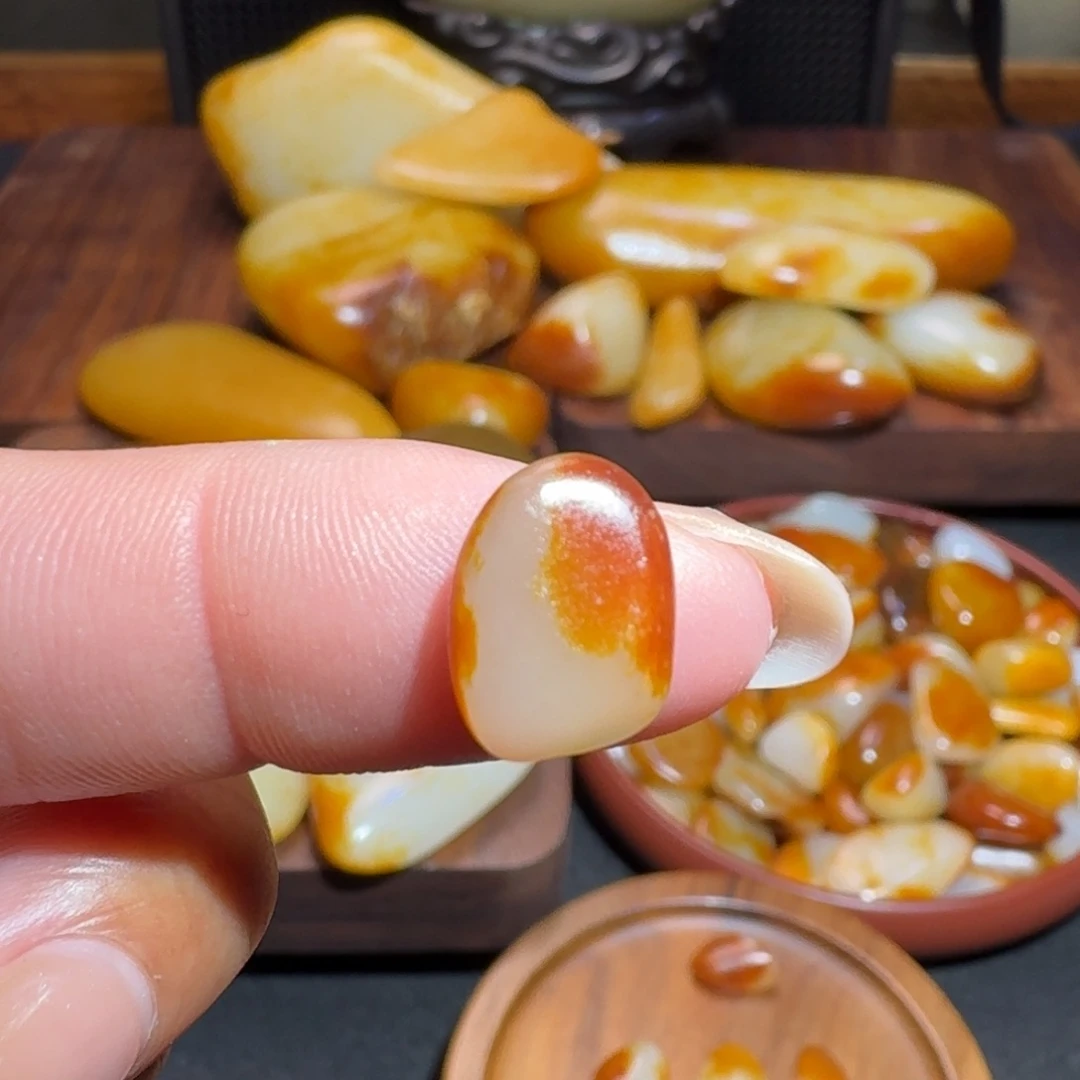 颈饰未镶嵌和田玉心**向