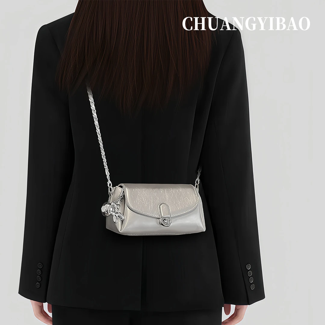 秋冬银色包包女式2025设计师款同款链条斜挎小包轻奢高级感小方包