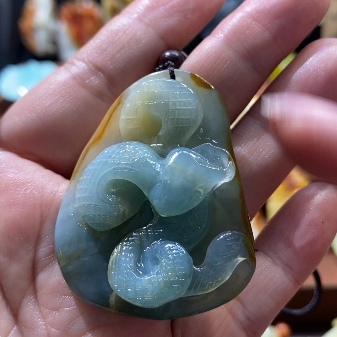 蛇纹石玉颈饰未镶嵌