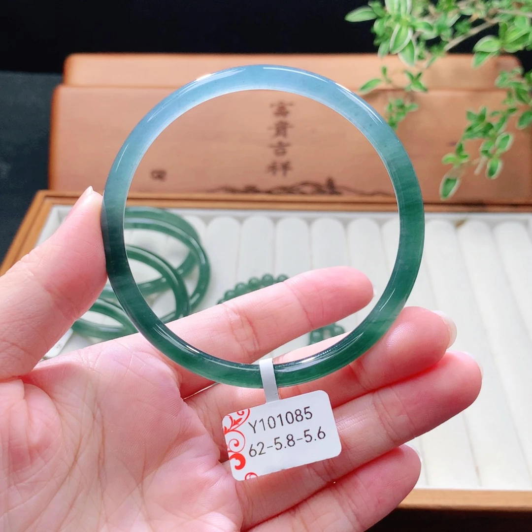 未镶嵌手镯（圆镯）翡翠