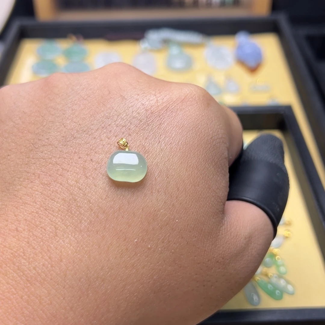 翡翠18K金镶嵌颈饰小苹果