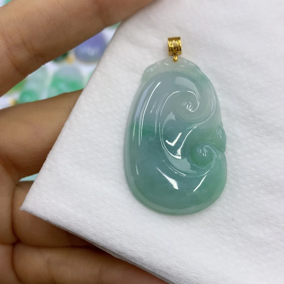 翡翠18K金镶嵌颈饰