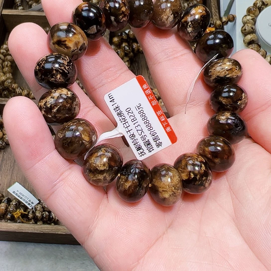 大***杨琥珀未镶嵌颈饰抚顺