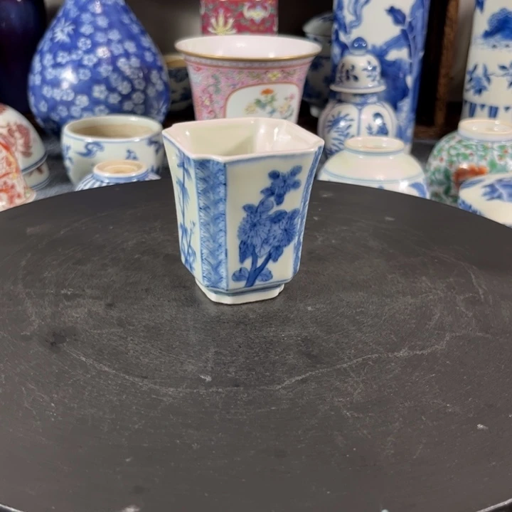 砥***行摆件一个青花的小杯子