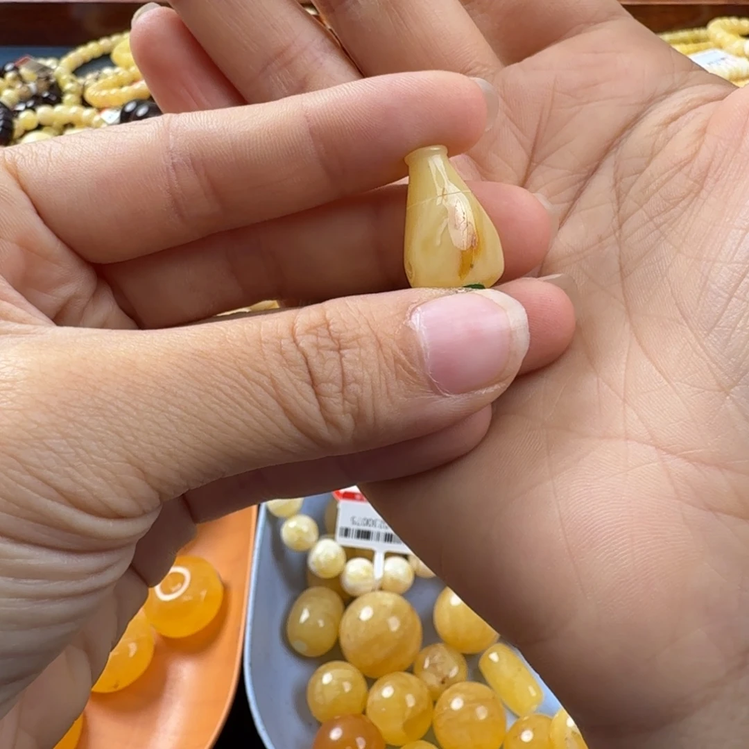 未镶嵌琥珀珠宝奇石