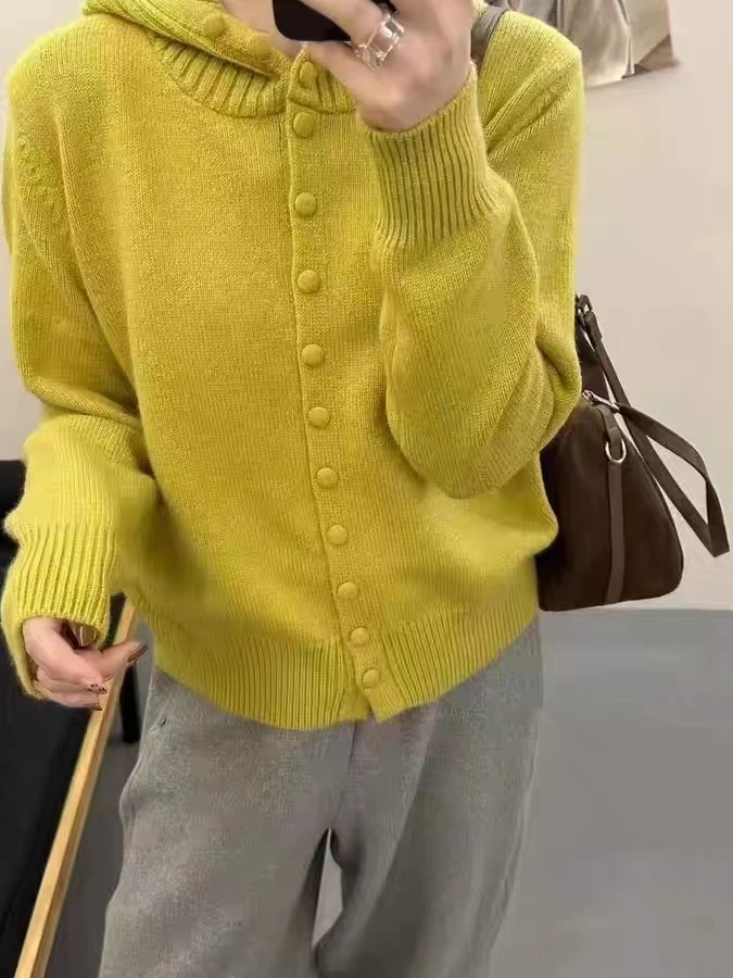 大码女装胖mm秋季新款设计感单排多扣纯色连帽针织衫修身显瘦上衣