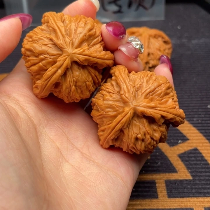 火***耳吊坠文玩核桃白狮子