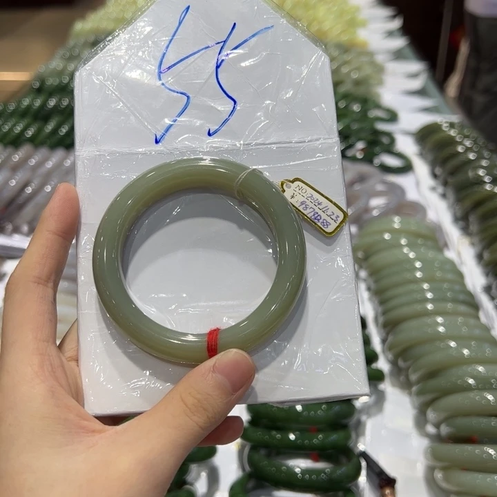 花***吖未镶嵌手镯和田玉