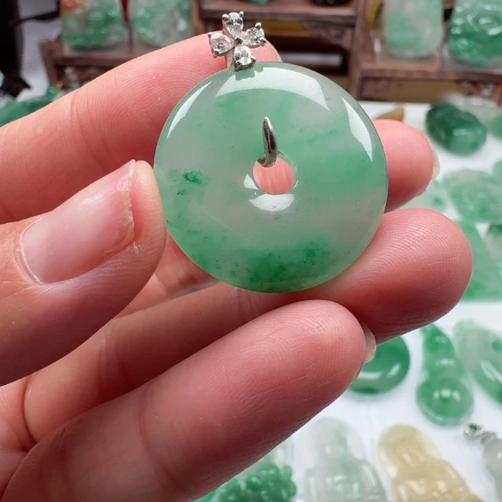 颈饰未镶嵌石英质玉