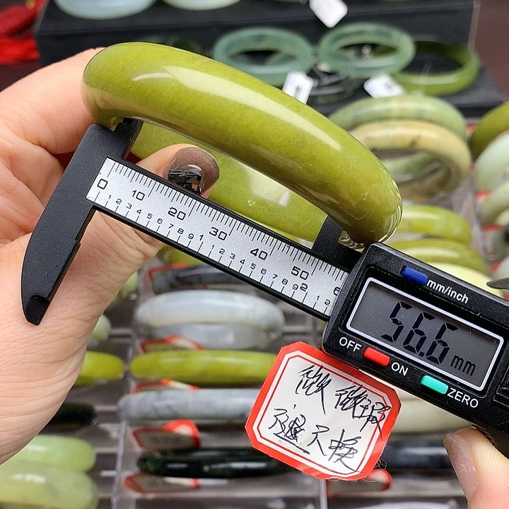 蛇纹石玉手镯未镶嵌390