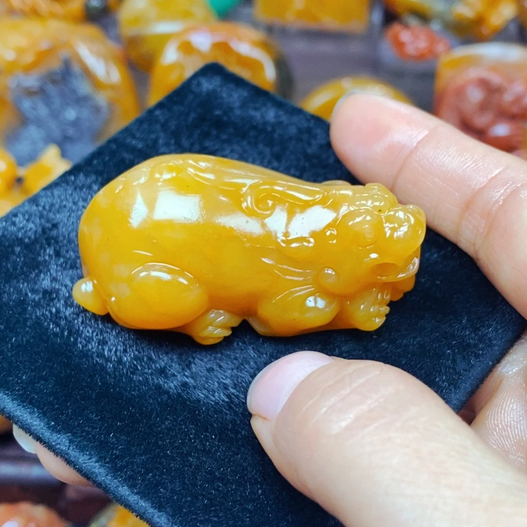 未镶嵌石英质玉（黄龙玉）颈饰