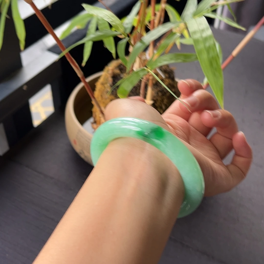 翡翠未镶嵌手镯满绿飘辣绿