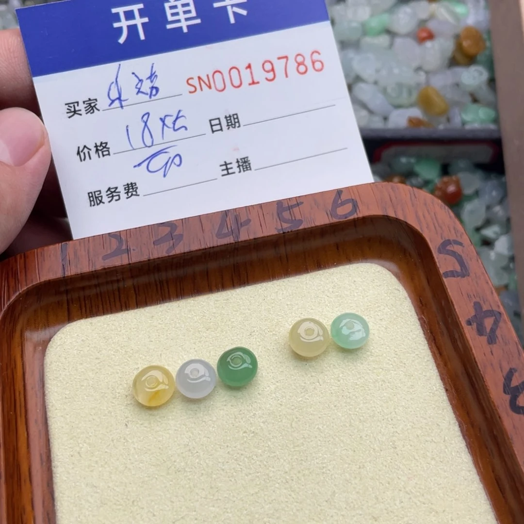 翡翠未镶嵌颈饰金***旖
