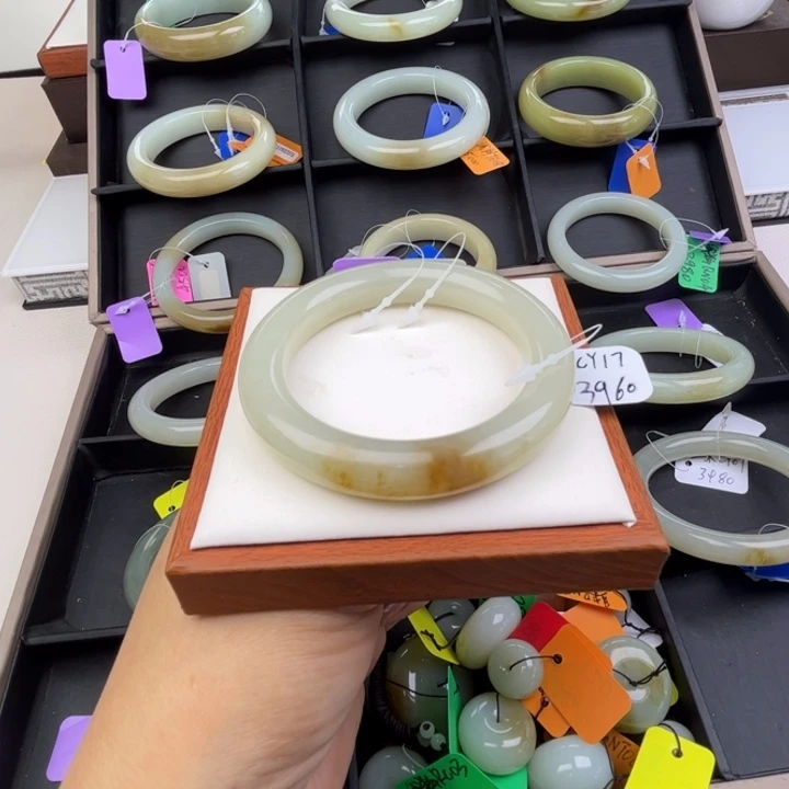 未镶嵌手镯和田玉七月