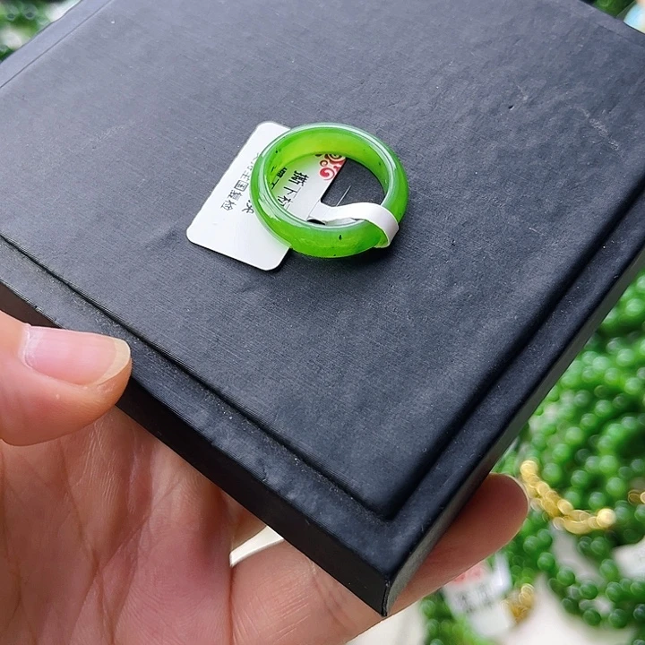 茹***焉和田玉未镶嵌颈饰