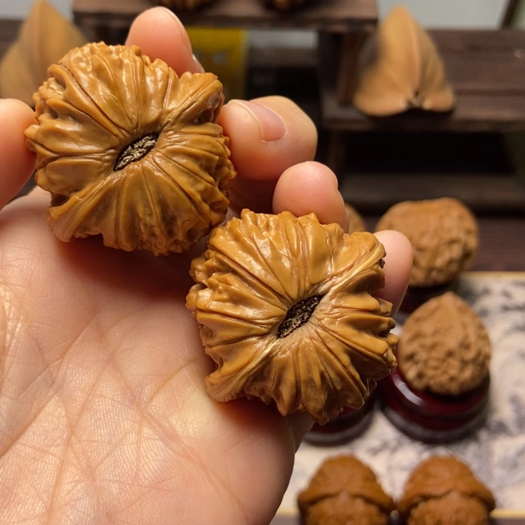 文玩核桃把件卡姿兰大眼睛磨盘狮子头40