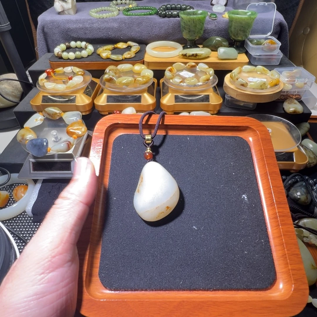 H***y和田玉未镶嵌吊坠(赠链)