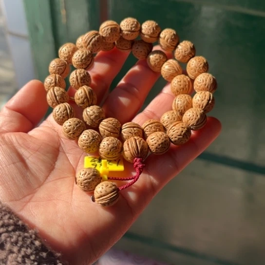 潇***木质野生桃核手串