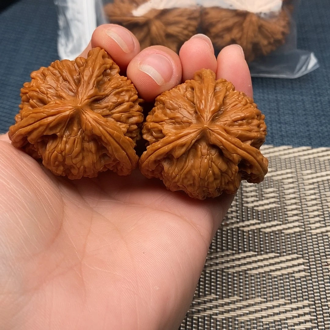 天***行文玩核桃吊坠三棱