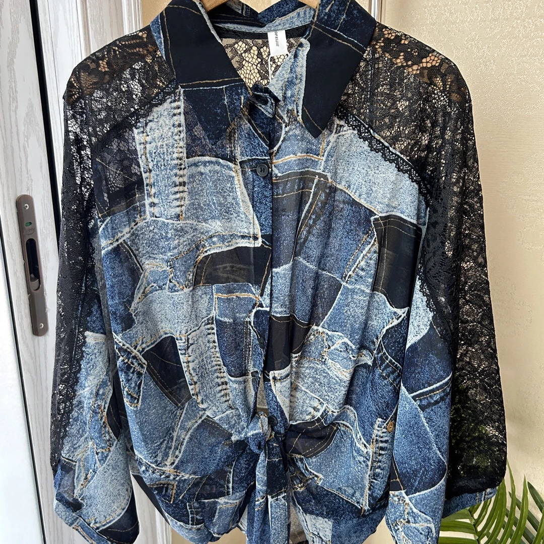 蓝色牛仔纹拼接蕾丝袖宽松版型上衣休闲百搭